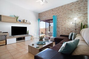 TV - Vacation Villa 'Amistad' with Private Pool, Private Terrace and Wi-Fi (Corralejo)