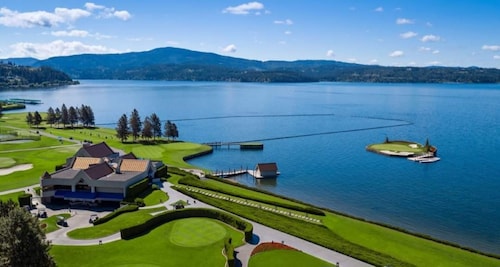 Luxe Retreat-4500sf-Spa-Massages-Golf & Beach 5 min-Putting Green-Family Fun!