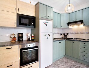 Kühlschrank, Mikrowelle, Ofen, Herdplatte