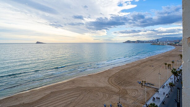 A beach with a clear sky, a sandy shore, and a cityscape in the distance. - Apartment 'Las Damas 10' with Sea View, Wi-Fi and Air Conditioning (Benidorm)