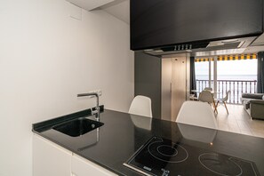 Réfrigérateur, micro-ondes, plaque de cuisson, lave-vaisselle