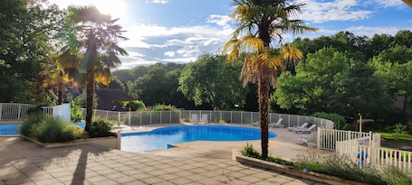 Pool. Le Chalet Le Roy in Mauroux – Relaxation, Nature & Family Fun!