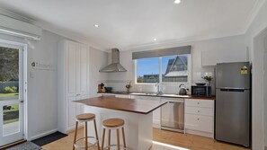 Kylskåp, mikrovågsugn, ugn och spishäll