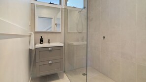 Shower, hair dryer - Southport - pet friendly home near to the ocean (Port Fairy)