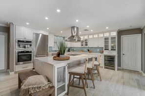 冷蔵庫、電子レンジ、オーブン、コンロ