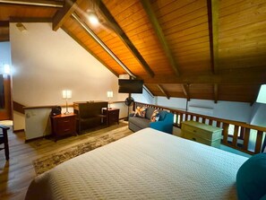 2 soverom, skrivebord, strykejern/-brett og wi-fi