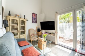 TV, tavolo da ping pong