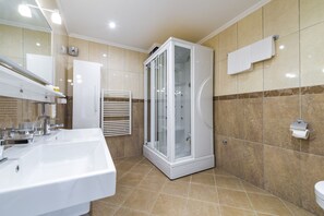 Shower, hair dryer, bidet, towels - Spacious 5 bedroom Villa K with sea access  (Zaton)