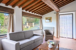 TV, fireplace - Villa Quercina by MMega (Pergine Valdarno)