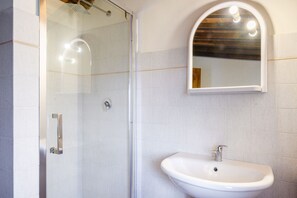 Dusche, Haartrockner, Bidet, Handtücher
