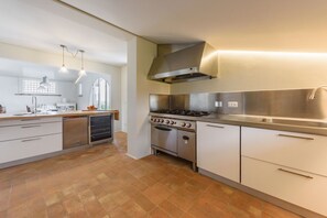 Frigorifero, forno, piano cottura, lavastoviglie