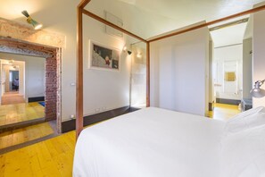 8 soverom, skrivebord, strykejern/-brett og reiseseng for barn