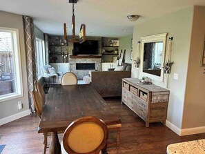 Una televisión, una chimenea, libros, una oficina