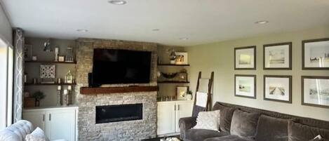 Fernseher, Kamin, Bücher, Arbeitsbereiche