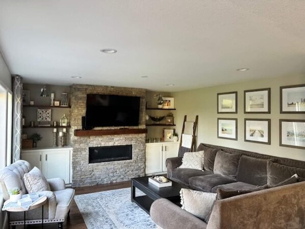 Una televisión, una chimenea, libros, una oficina