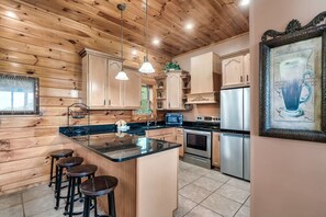 Fridge, microwave, oven, stovetop - Top Mtn Views, HotTub, Games, 4 Suites, Pets (Sevierville)