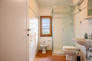 Dusj, hårføner, bidé og håndklær