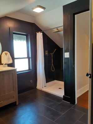 Douche, sèche-cheveux, serviettes fournies, savon