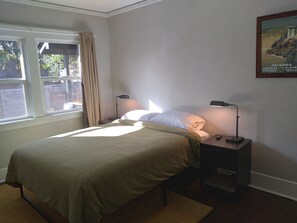 2 chambres, bureau, fer et planche à repasser, lit parapluie