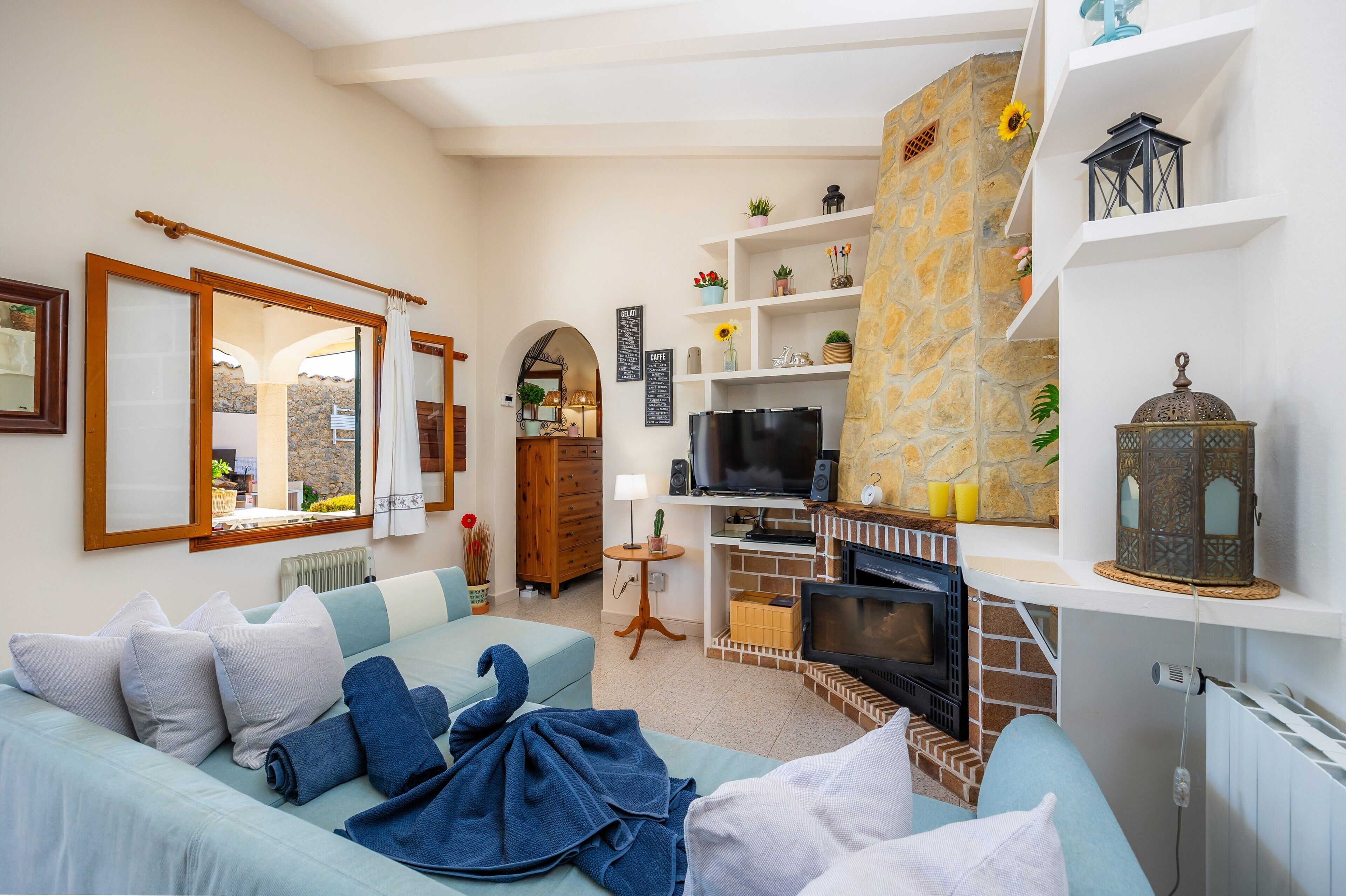 Télévision, cheminée, lecteur de DVD, chaîne hi-fi