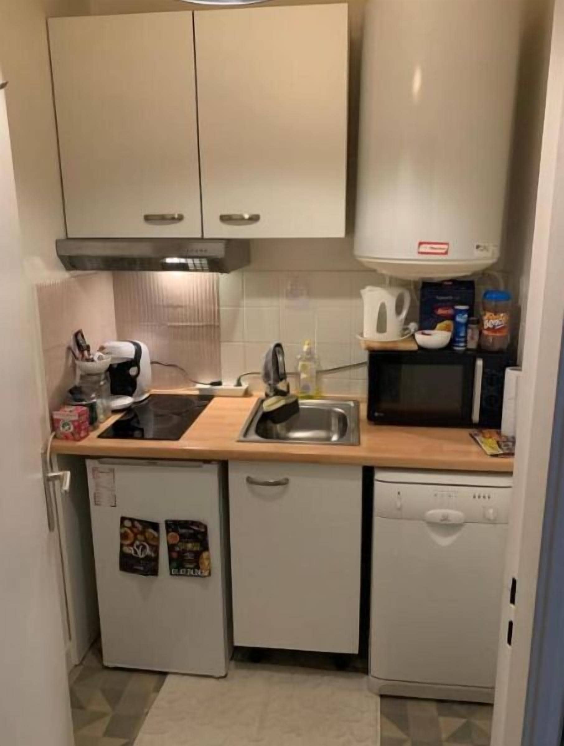 Een koelkast, een microgolfoven, een oven, een kookplaat