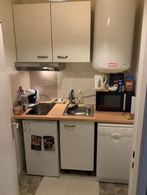 KĂŒhlschrank, Mikrowelle, Ofen, Herdplatte