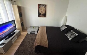 1 Schlafzimmer, Schreibtisch, BĂŒgeleisen/BĂŒgelbrett, kostenloses WLAN