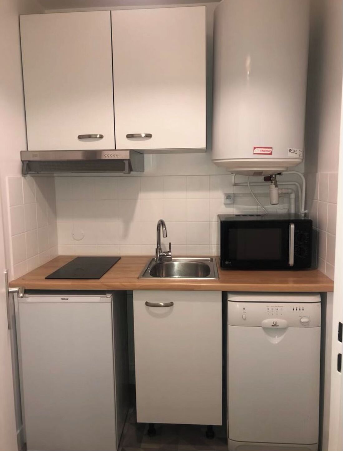 Een koelkast, een microgolfoven, een oven, een kookplaat