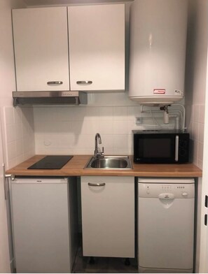 Een koelkast, een microgolfoven, een oven, een kookplaat