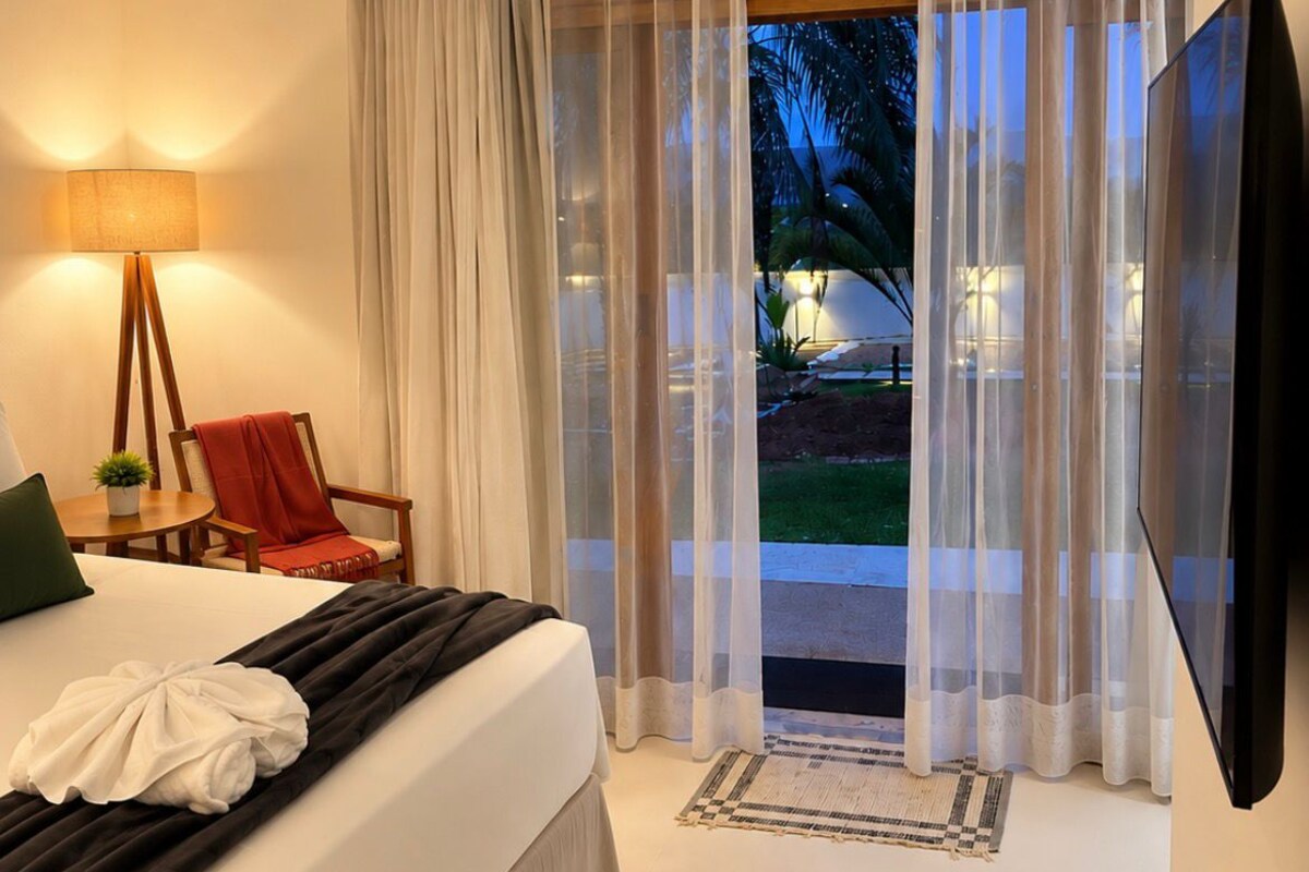 Luxury Room, Lake View | Desk, blackout drapes, iron/ironing board (on request), WiFi (free)