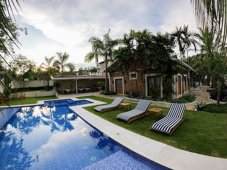 Outdoor pool. Pousada Manacá Exclusive Suítes