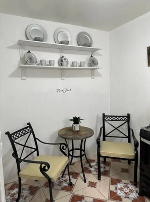 Interior - With WiFi for your business contacts, Cable, Netflix, and Laundry included! (Zona 7 Mixco)