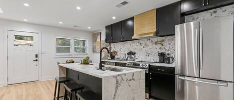 Kjøleskap, mikrobølgeovn, ovn og kokeplater