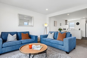 TV - Central Christchurch 2 Bedroom Apartment – Balcony & Parking (Christchurch)