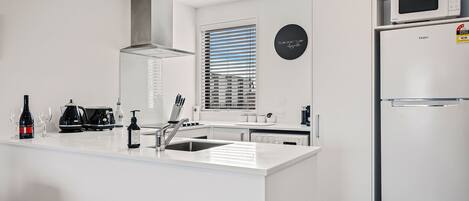 Réfrigérateur, micro-ondes, four, plaque de cuisson