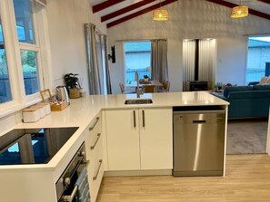 Fridge, microwave, oven, stovetop - Kaikōura eMotel - Two Bedroom Suite (Kaikoura)