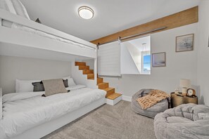 2 bedrooms, iron/ironing board, travel cot, WiFi - King Beds, Balcony w/ Ocean View, Steps to Beach (Destin)