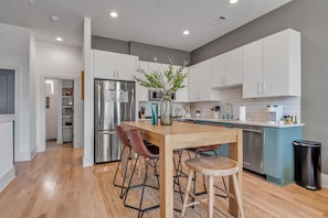 Fridge, microwave, oven, stovetop - NEW Charming Home in the Heart of Nashville (Nashville)