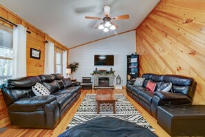 Smart-TV, Kamin, DVD-Player, Bücher