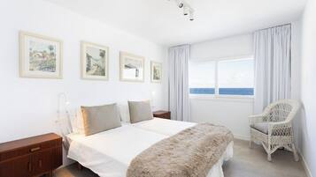 5 bedrooms, iron/ironing board, WiFi, bed sheets
