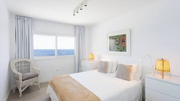 5 bedrooms, iron/ironing board, WiFi, bed sheets