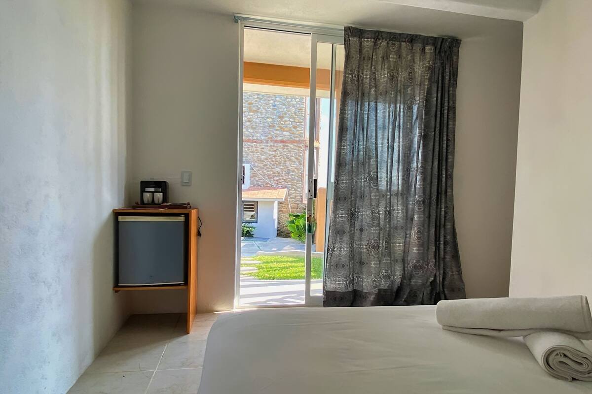 3 bedrooms, Egyptian cotton sheets, premium bedding, down comforters