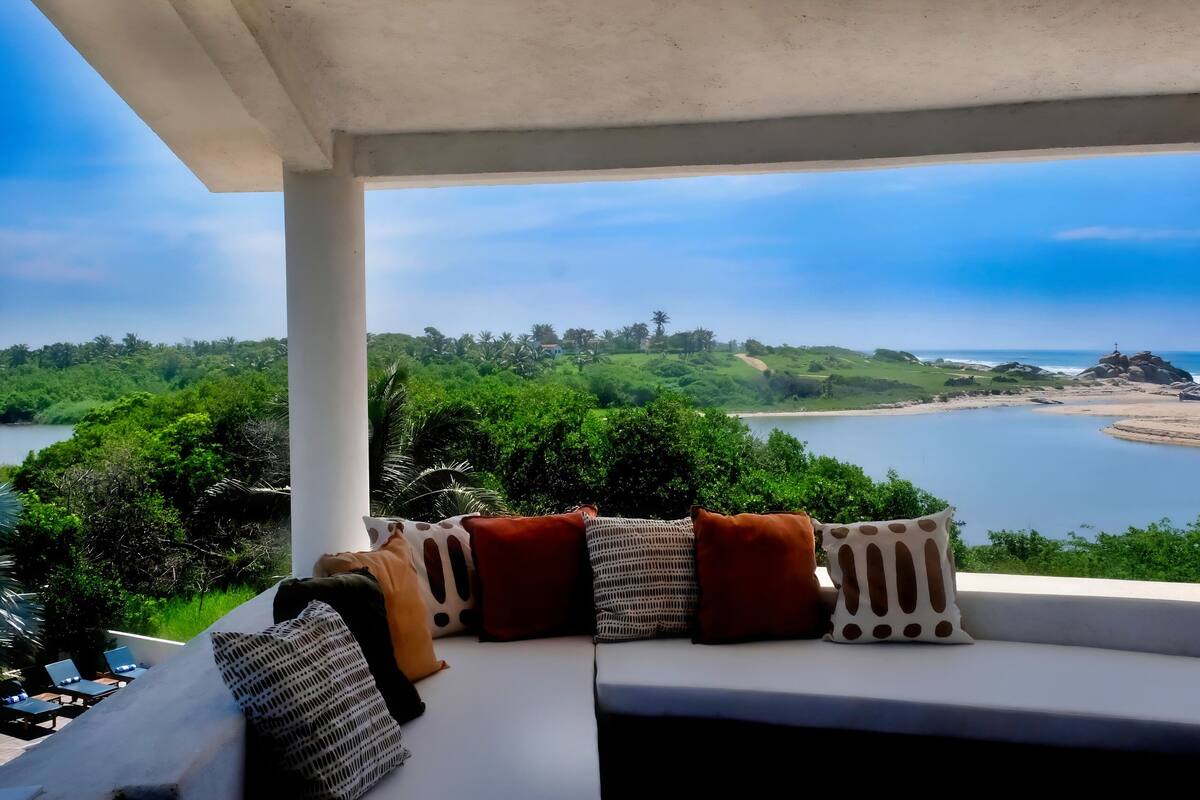 Grand House | 3 bedrooms, Egyptian cotton sheets, premium bedding, down comforters