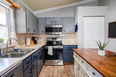 2 Miles from WEC with 2 Paddocks + King Bed!