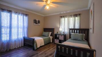 3 bedrooms, desk, iron/ironing board, free WiFi