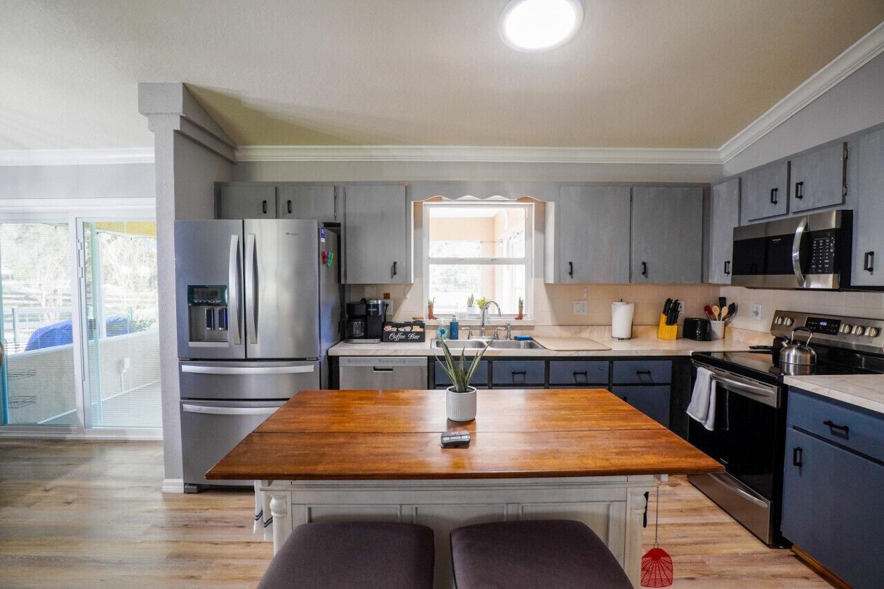 Kühlschrank, Mikrowelle, Ofen, Herdplatte