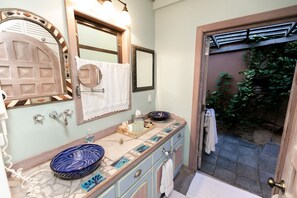 Douche, séchoir à cheveux, bidet, serviettes fournies