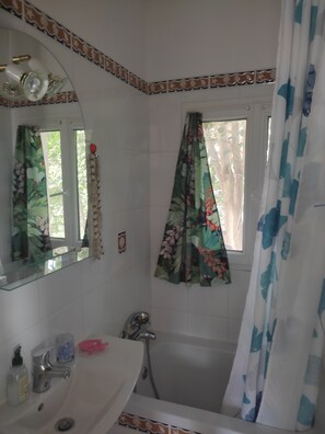 Towels, soap, toilet paper - Pavillon Indépendant Avec Entrée Indépendante (Ceyreste)