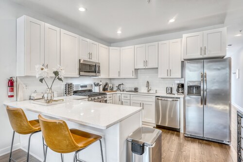 "La Casa Bianca" Fabulous 3 Bed Home next to H St & Union Market