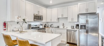 "La Casa Bianca" Fabulous 3 Bed Home next to H St & Union Market